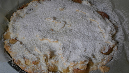 Rebarborový koláč s krupicovou kaší, ve formě čeká na nakrájení