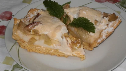 Rebarborový koláč s krupicovou kaší, na řezu