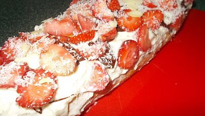 Roláda s jahodami a jemným krémem, přelitá hořkou čokoládou