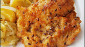 Ryby v semínkovém trojobalu s cibulovo bramborovým salátem, Detail ryby