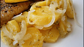 Ryby v semínkovém trojobalu s cibulovo bramborovým salátem, Detail salátu