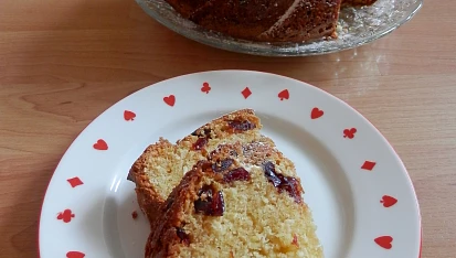 Šlehačková bábovka s kokosem a brusinkami