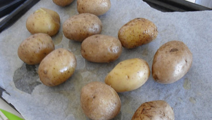 Srdíčka s fazolkami a sušenými rajčátky na slanině, vařené brambory dát na plech...