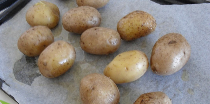 vařené brambory dát na plech...
