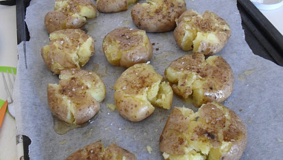 Srdíčka s fazolkami a sušenými rajčátky na slanině, .... a pěkně rozmáčknout