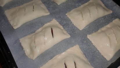 Třešňové taštičky z listového těsta