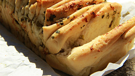 Trhací chlebík (Pull Apart Bread)