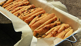 Trhací chlebík (Pull Apart Bread)