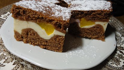 Tříbarevný moučník s ovocem