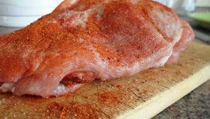 Vepřová plec špikovaná slaninou a klobásou na žampionech