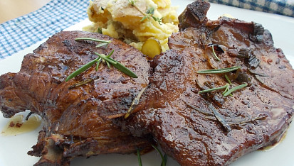 Vepřové kotlety na grilu, v marinádě z červeného vína, oleje,  hořčice a bylinek