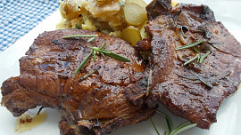 Vepřové kotlety na grilu, v marinádě z červeného vína, oleje,  hořčice a bylinek