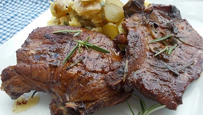 Vepřové kotlety na grilu, v marinádě z červeného vína, oleje,  hořčice a bylinek