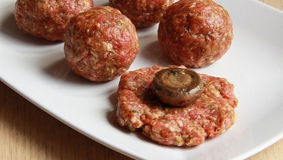 Žampiony v koulích z mletého masa