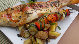 Zlatý pstruh na bylinkách se zeleninovými špízy