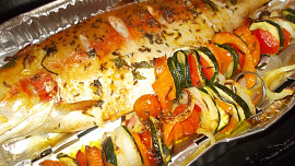 Zlatý pstruh na bylinkách se zeleninovými špízy