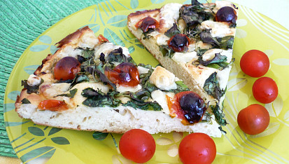 Česneková pizza se špenátem