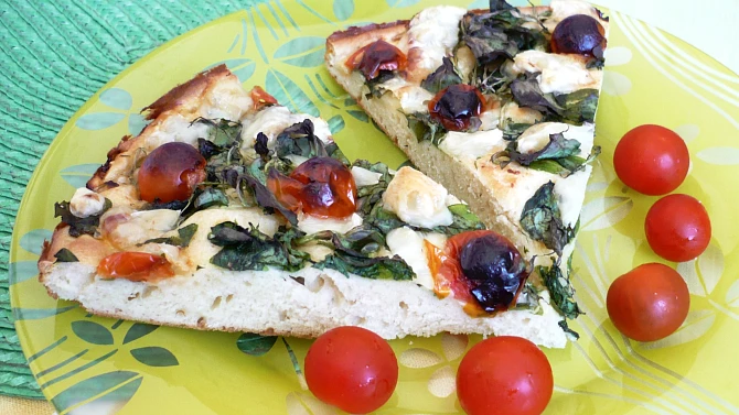 Česneková pizza se špenátem