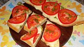 Česnekový chléb Caprese
