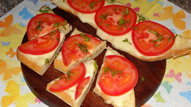Česnekový chléb Caprese