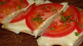 Česnekový chléb Caprese