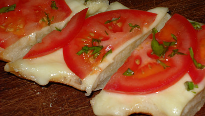 Česnekový chléb Caprese