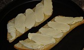 Česnekový chléb Caprese