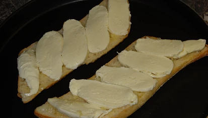 Česnekový chléb Caprese