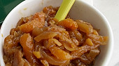 Chutney ze sušených meruněk, cibule a mandlí