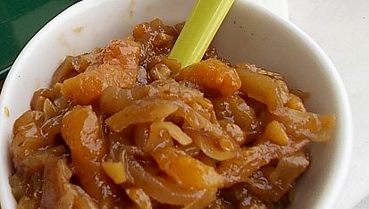 Chutney ze sušených meruněk, cibule a mandlí