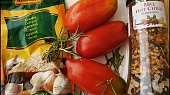 Cibule s rajčaty na grilovací pánvi, s česnekovo- rozmarýnovým nádechem