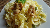 Citronové tagliatelle s hráškem a kuřecím masem