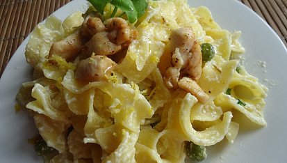 Citronové tagliatelle s hráškem a kuřecím masem