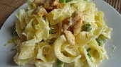 Citronové tagliatelle s hráškem a kuřecím masem