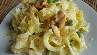 Citronové tagliatelle s hráškem a kuřecím masem