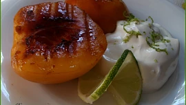 Grilované flambované broskve s limetkovou smetanou