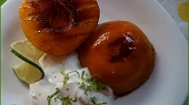 Grilované flambované broskve s limetkovou smetanou