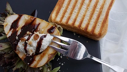 Grilované hrušky s čokoládovo-balsamicovou redukcí a krémem z gorgonzoly