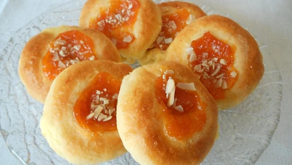 Hanácké koláče, tvarohové smeruňkovým džemem a mandlemi, drobenku nemusíme