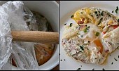 "Hemenex" bez smažení (Vařečku protáhneme oušky v sáčku, sáček vložíme do vroucí vody a slabým varem vaříme 4-5 minut.Sáček opatrně vyjmeme,rozstřihneme a vejce přemístíme na talíř.)