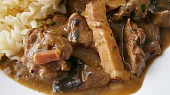 Hovězí kostky s vůní uzeného, připraveno v papiňáku