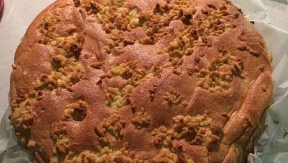 Jablečno-tvarohový koláč s čepicí a skořicovou drobenkou