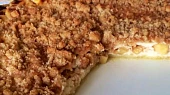 Jablečno-tvarohový koláč s čepicí a skořicovou drobenkou, koláč bez bílkové čepice