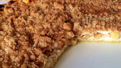 Jablečno-tvarohový koláč s čepicí a skořicovou drobenkou, koláč bez bílkové čepice