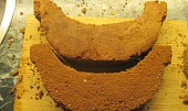 Jak se dělá koráb - sladký dort (vyříznutý trup rozkrojíme)