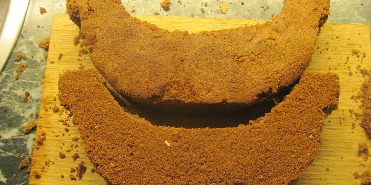 Jak se dělá koráb - sladký dort (vyříznutý trup rozkrojíme)