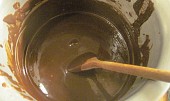 Jak se dělá koráb - sladký dort (ve vodní lázni rozpustíme čokoládu)