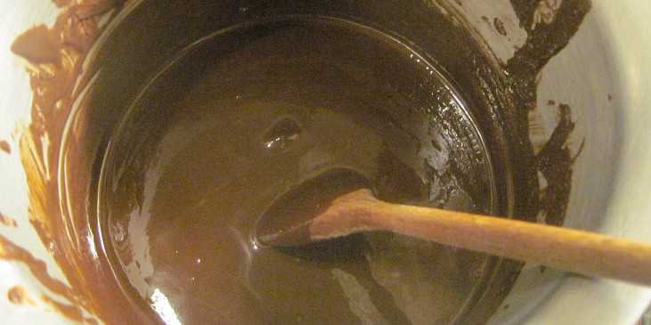 Jak se dělá koráb - sladký dort (ve vodní lázni rozpustíme čokoládu)