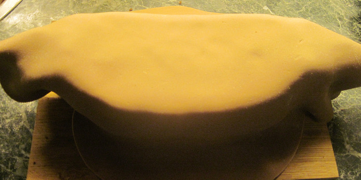Jak se dělá koráb - sladký dort (potáhneme rozválenou fondánovou hmotou,obarvenou…)