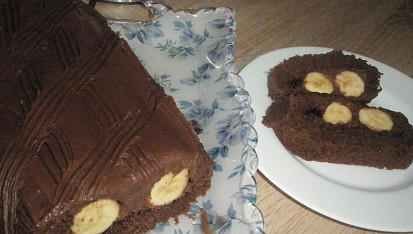 Kakaová roláda s rybízovou marmeládou, čokoládovo-nutellovým krémem a čokoládovou polevou